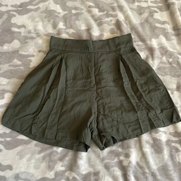 H&M S women’s high rise pull on olive green casual shorts w/pockets - Picture 2 of 6